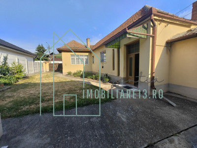 Casa cu 4 camere, iesire la râu, zona semicentrală, 1.317 mp teren
